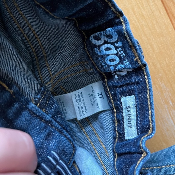 Toddler 2T bundle. 2 pairs of jeans (Levi’s & osh gosh) and 1 shorts (Levi’s). - Picture 5 of 7